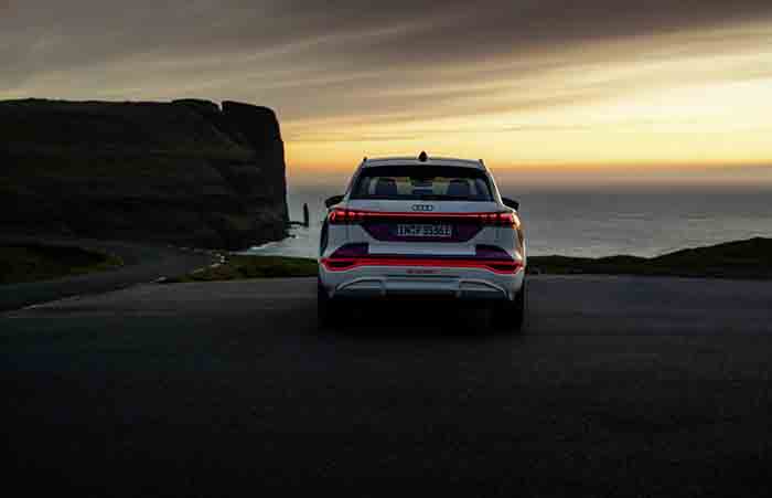 Intelligent and vibrant lighting: the Audi Q6 e-tron prototype with second-generation digital OLED technology