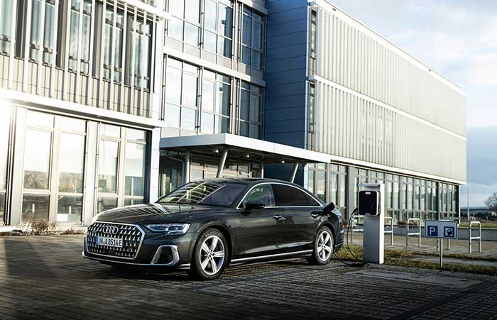 Sharpened design and innovative technologies for the flagship: the enhanced Audi A8