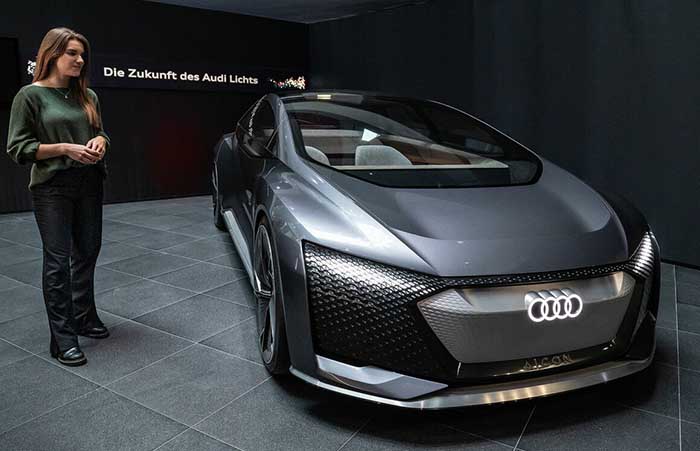 Passionate about light: Insights from two experts at the Audi museum mobile