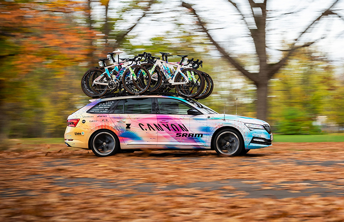 What does a Škoda Superb offer a women cyclists’ team?